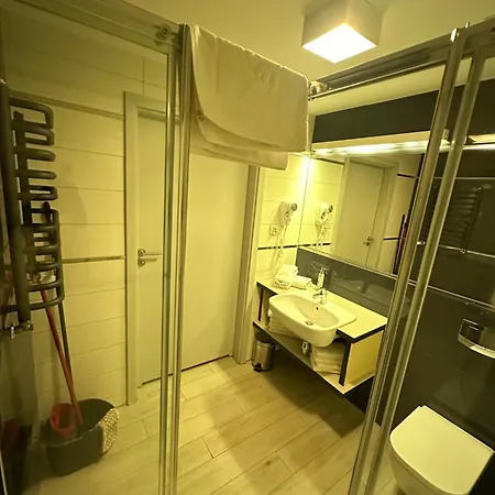 Czarna Gora Tignes 1 *