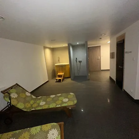 Czarna Gora Tignes 1 *